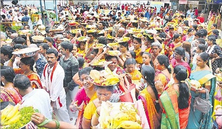 దుర్గమ్మ దర్శనానికి పోటెత్తిన భక్తజనం