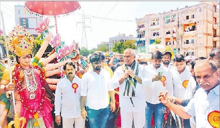 భక్తిశ్రద్ధలతో బోనాలు, సారె సమర్పణ