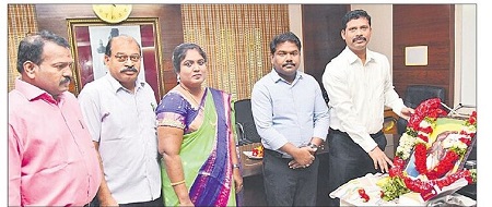 అల్లూరి ధైర్యాన్ని ఆదర్శంగా తీసుకోవాలి