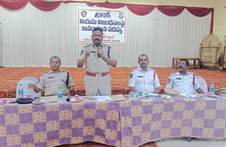 కళాశాలలు, స్కూళ్ళ ప్రిన్సిపాల్స్, డ్రైవర్లతో సమావేశం నిర్వహించిన ఎన్టిఆర్ జిల్లా ట్రాఫిక్ పోలీస్ వారు