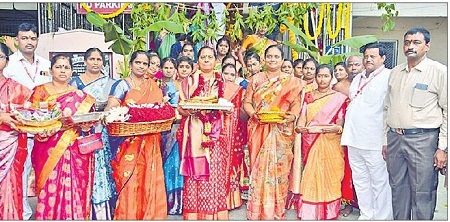 ఇంద్రకీలాద్రిపై కొనసాగుతున్న సారె సంబరం