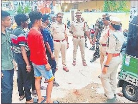 యువకులకు పోలీసుల కౌన్సెలింగ్