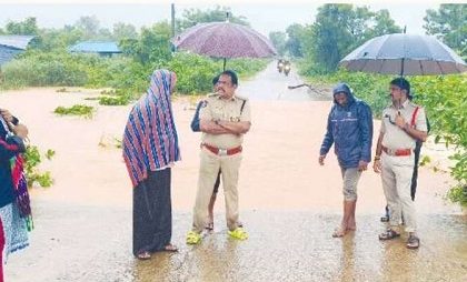 ఎడతెరిపిలేని వాన.. పొంగుతున్న వాగులు