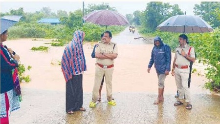 ఎడతెరిపిలేని వాన.. పొంగుతున్న వాగులు