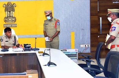 'పోలీస్ వెల్ఫేర్ డే' లో 25 ఫిర్యాదులను స్వీకరించిన పోలీస్ కమీషనర్ శ్రీ కాంతి రాణా టాటా ఐపిఎస్ గారు