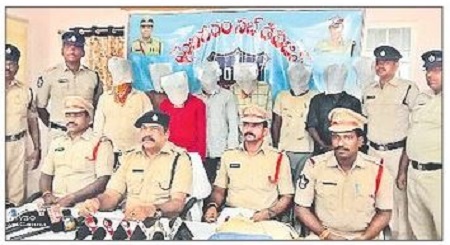 పది మంది గంజాయి విక్రయదారుల అరెస్టు