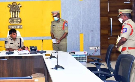 'పోలీస్ వెల్ఫేర్ డే' లో 25 ఫిర్యాదులను స్వీకరించిన పోలీస్ కమీషనర్ శ్రీ కాంతి రాణా టాటా ఐపిఎస్ గారు