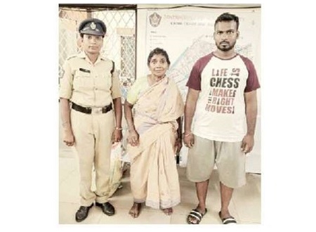 కుటుంబ సభ్యులకు వృద్ధురాలు అప్పగింత