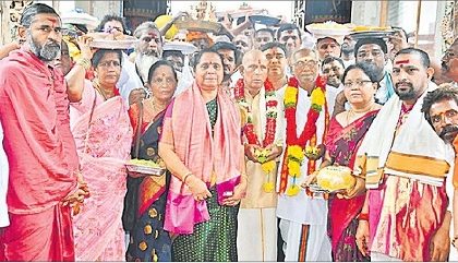 దుర్గమ్మకు సారె సమర్పించిన శ్రీకాకుళం గురుభవానీలు