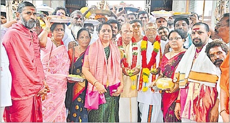 దుర్గమ్మకు సారె సమర్పించిన శ్రీకాకుళం గురుభవానీలు