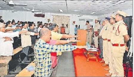 స్కూల్ బస్ లు నియమిత వేగంతో నడపాలి