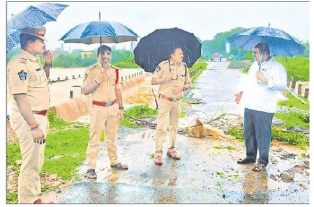 భారీ వర్షాలతో ఉద్ధృతంగా వాగులు