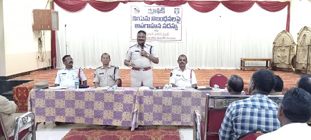 నగరంలోని ఆటో డ్రైవర్లతో సమావేశం నిర్వహించిన ట్రాఫిక్ ఏ.డి.సి.పి. శ్రీ డి.ప్రసాద్ గారు