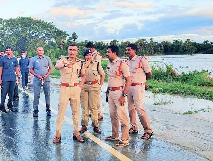 వరద ప్రభావ ప్రాంతాలను, హైదరాబాద్ to విజయవాడ హైవేపై వరద పరిస్థితులను, క్షేత్ర స్థాయిలో పరిశీలించిన డిప్యూటీ పోలీస్ కమిషనర్ శ్రీ విశాల్ గున్ని ఐపీఎస్ గారు