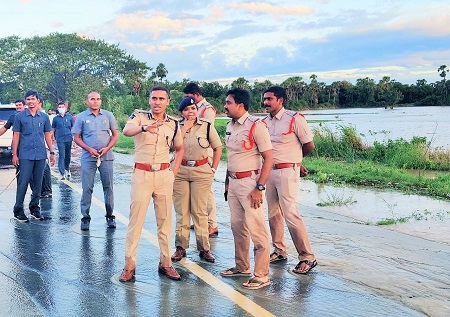 వరద ప్రభావ ప్రాంతాలను, హైదరాబాద్ to విజయవాడ హైవేపై వరద పరిస్థితులను, క్షేత్ర స్థాయిలో పరిశీలించిన డిప్యూటీ పోలీస్ కమిషనర్ శ్రీ విశాల్ గున్ని ఐపీఎస్ గారు