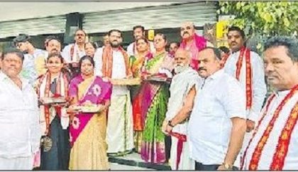 ఉమ్మడి ఆలయాల అమ్మవార్లకు పట్టువస్త్రాల సమర్పణ