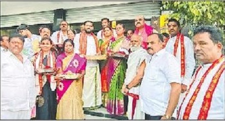 ఉమ్మడి ఆలయాల అమ్మవార్లకు పట్టువస్త్రాల సమర్పణ
