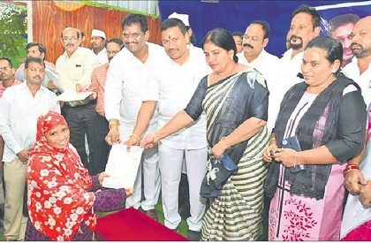 లబ్ధిదారుల ఇంటి ముంగిటకే సంక్షేమం