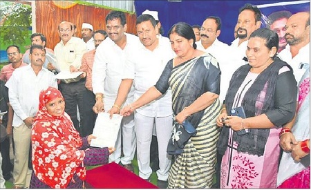 లబ్ధిదారుల ఇంటి ముంగిటకే సంక్షేమం