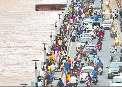 ప్రకాశం బ్యారేజీకి సందర్శకుల తాకిడి