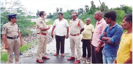 వాగుల వద్ద పోలీసుల కాపలా