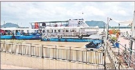 భవానీ ద్వీపానికి బోట్ల రాకపోకలు బంద్