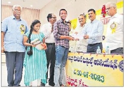 విద్యార్థి దశ నుంచే సమాజ సేవ అలవర్చుకోవాలి