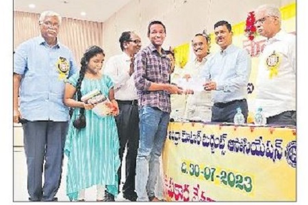 విద్యార్థి దశ నుంచే సమాజ సేవ అలవర్చుకోవాలి