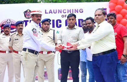 ట్రాఫిక్ సిబ్బందికి పరికరాలను అందించిన పోలీస్ కమిషనర్ శ్రీ కాంతి రాణా టాటా ఐ.పి.ఎస్ గారు