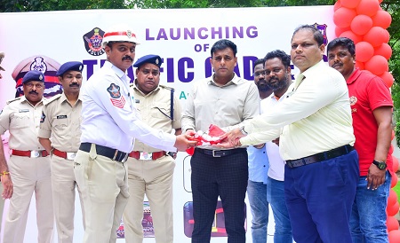 ట్రాఫిక్ సిబ్బందికి పరికరాలను అందించిన పోలీస్ కమిషనర్ శ్రీ కాంతి రాణా టాటా ఐ.పి.ఎస్ గారు