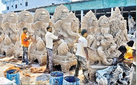 సిద్ధమవుతున్న గణనాథులు