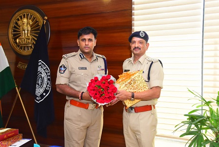 పోలీస్ కమీషనర్ గారిని మర్యాదపూర్వకంగా కలిసిన అవార్డు గ్రహీతలు