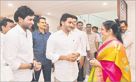 తూర్పున జననేతకు జేజేలు