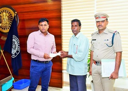 హోంగార్డుకు ఆర్థిక సహాయం అందించిన పోలీస్ కమీషనర్ శ్రీ కాంతి రాణా టాటా ఐ.పి.ఎస్ గారు