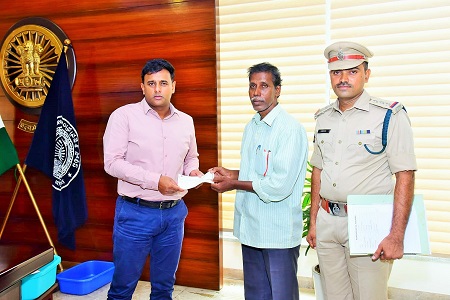 హోంగార్డుకు ఆర్థిక సహాయం అందించిన పోలీస్ కమీషనర్ శ్రీ కాంతి రాణా టాటా ఐ.పి.ఎస్ గారు