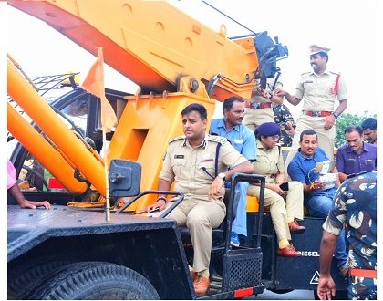 వరద ప్రభావ ప్రాంతాలను, హైదరాబాద్ to విజయవాడ హైవేపై వరద పరిస్థితులను, క్షేత్రస్థాయిలో స్వయంగా పర్యవేక్షించి అధికారులకు తగు సూచనలు అందించిన పోలీసు కమిషనర్ శ్రీ కాంతి రాణా టాటా ఐపిఎస్ గారు