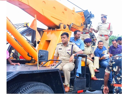 వరద ప్రభావ ప్రాంతాలను, హైదరాబాద్ to విజయవాడ హైవేపై వరద పరిస్థితులను, క్షేత్రస్థాయిలో స్వయంగా పర్యవేక్షించి అధికారులకు తగు సూచనలు అందించిన పోలీసు కమిషనర్ శ్రీ కాంతి రాణా టాటా ఐపిఎస్ గారు