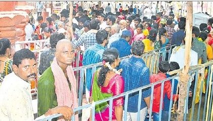 దుర్గమ్మ సన్నిధిలో భక్తుల రద్దీ