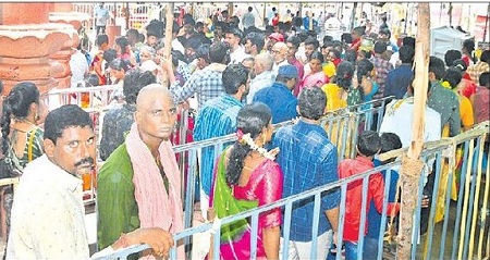 దుర్గమ్మ సన్నిధిలో భక్తుల రద్దీ