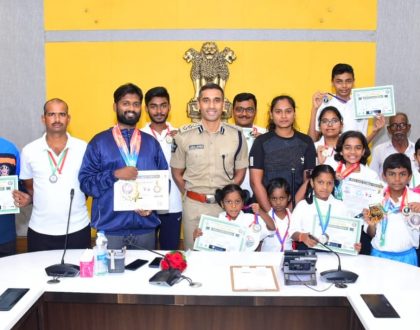 పతకాలు గెలుచుకున్న క్రీడాకారులను అభినందించిన డీసీపీ శ్రీ విశాల్ గున్ని ఐ.పి.ఎస్ గారు