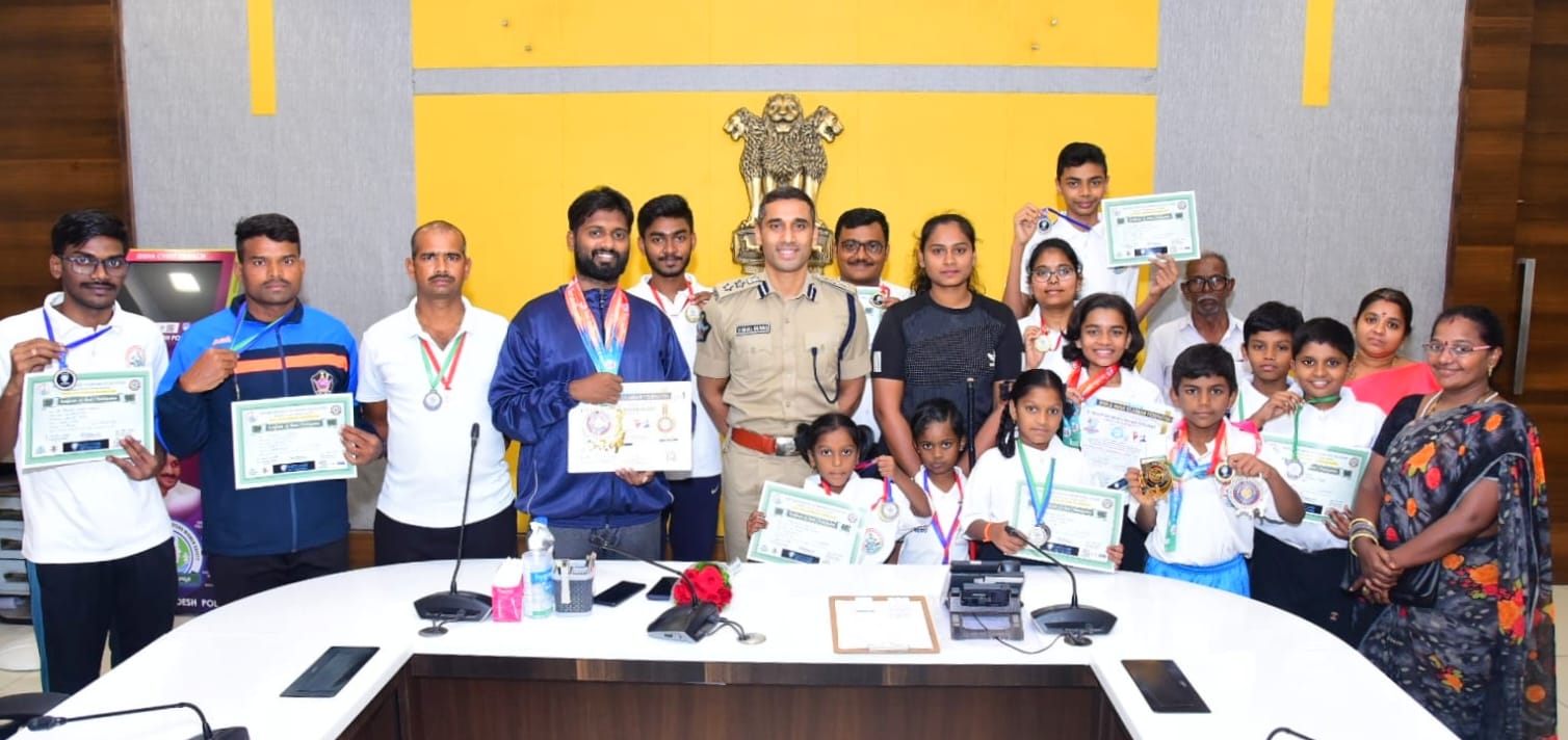 పతకాలు గెలుచుకున్న క్రీడాకారులను అభినందించిన డీసీపీ శ్రీ విశాల్ గున్ని ఐ.పి.ఎస్ గారు