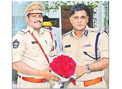 పోలీస్ కమిషనర్ శ్రీ కాంతి రాణా టాటా ఐ.పి.యస్. గారిని కలిసిన పదోన్నతి పొందిన ఇన్‌స్పెక్టర్లు