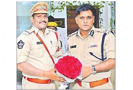 పోలీస్ కమిషనర్ శ్రీ కాంతి రాణా టాటా ఐ.పి.యస్. గారిని కలిసిన పదోన్నతి పొందిన ఇన్స్పెక్టర్లు