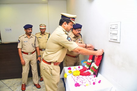 టంగుటూరి ప్రకాశం పంతులు గారికి నివాళులు అర్పించిన ఇన్ చార్జ్ పోలీస్ కమీషనర్ గారు