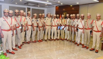 పోలీస్ కమిషనర్ (ఇన్ చార్జ్) శ్రీ జి.వి.జి.అశోక్ కుమార్ ఐ.పి.యస్.గారిని కలిసిన పదోన్నతి పొందిన ఇన్స్పెక్టర్లు
