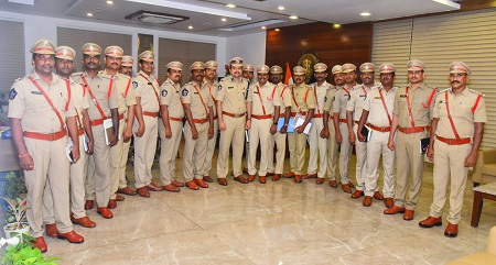 పోలీస్ కమిషనర్ (ఇన్ చార్జ్) శ్రీ జి.వి.జి.అశోక్ కుమార్ ఐ.పి.యస్.గారిని కలిసిన పదోన్నతి పొందిన ఇన్స్పెక్టర్లు