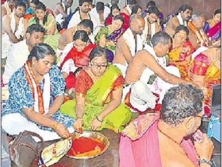 దుర్గమ్మ సన్నిధిలో భక్తుల రద్దీ