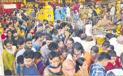 దుర్గమ్మ సన్నిధిలో శ్రావణ శోభ