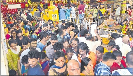 దుర్గమ్మ సన్నిధిలో శ్రావణ శోభ