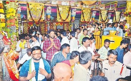 దుర్గమ్మకు ప్రత్యేక పూజలు